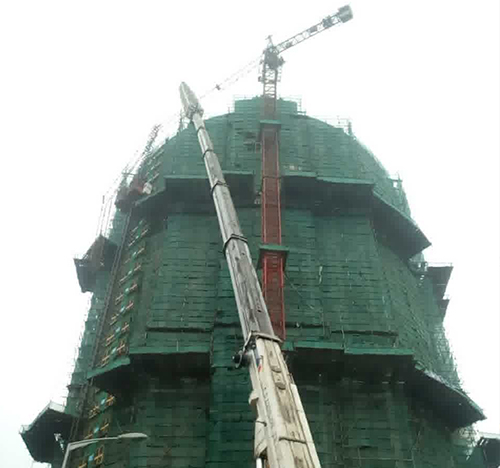山阳吊车在工地上作业